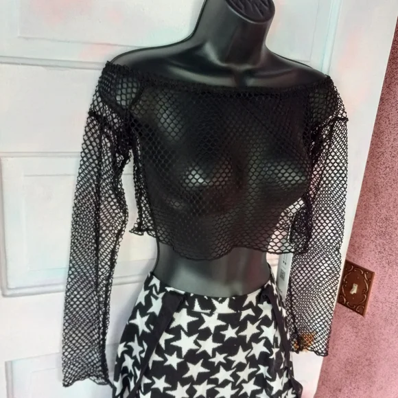 ❣️Off shoulder fishnet crop top! Versitile goth wear Looks great w/ MANY items - Picture 4 of 5